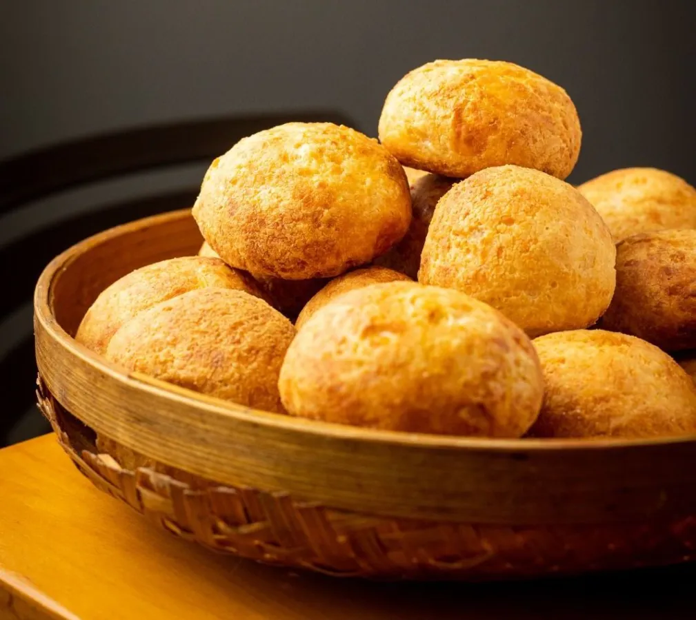 Pão de queijo entra em lista de 50 melhores pães do mundo