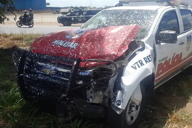 PMs ficam feridos após viatura colidir com carro de reboque em Rio Largo