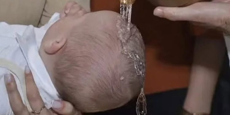 Batismo em Santa Catarina emociona fiéis após imagem de terço se formar na água