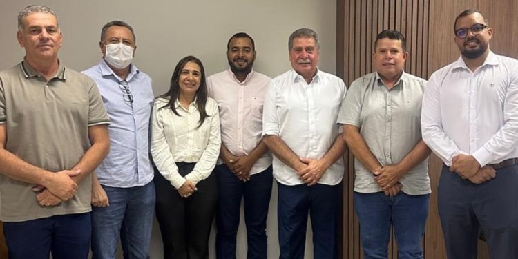 Prefeita de Mata Grande se reúne com deputado Remi Calheiros para fortalecer grupo político