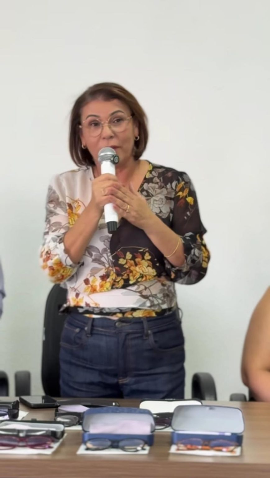 Prefeita Ubiratania Santana entrega óculos corretivos para estudantes da rede municipal de Carneiros