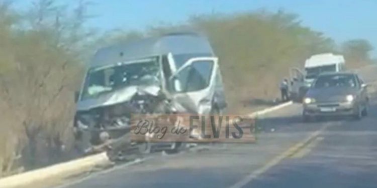 Acidente na BR-316: van que transportava romeiros de volta a Água Branca e Pariconha se envolve em acidente de carro