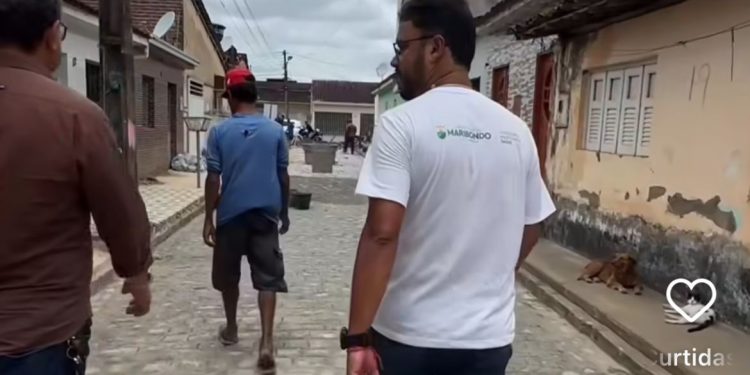 Prefeito Bruno Teixeira visita obras de calçamento da rua Maria Teixeira do Nascimento, em Maribondo