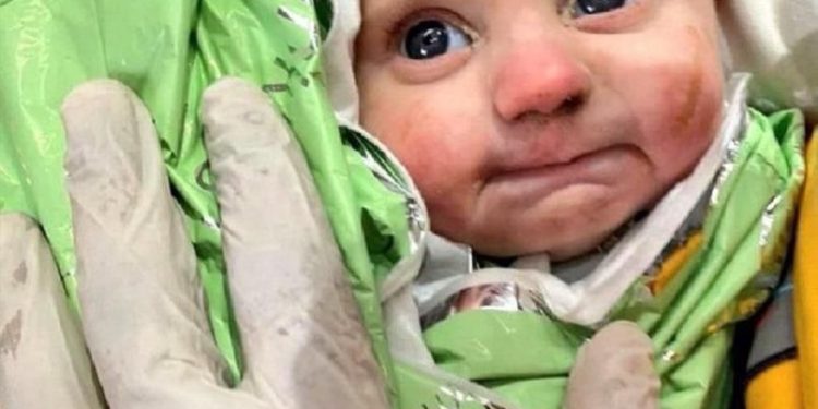 Bebê sobrevive 128 horas sob escombros e, 54 dias depois, reencontra a mãe em um emocionante encontro