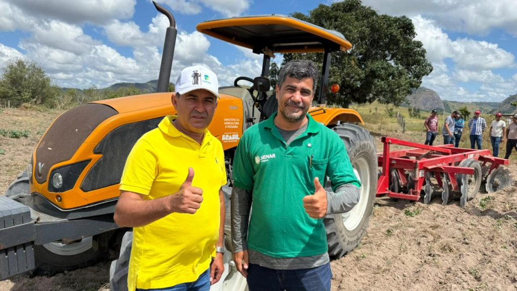 Prefeito de Tanque d’Arca participa de treinamento em operação de tratores no município