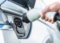 Lei sobre recarga de veículos elétricos em condomínios divide opiniões e impõe desafios técnicos e jurídicos