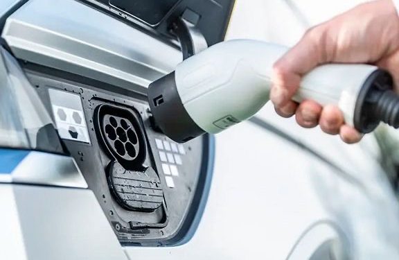 Lei sobre recarga de veículos elétricos em condomínios divide opiniões e impõe desafios técnicos e jurídicos