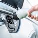 Lei sobre recarga de veículos elétricos em condomínios divide opiniões e impõe desafios técnicos e jurídicos