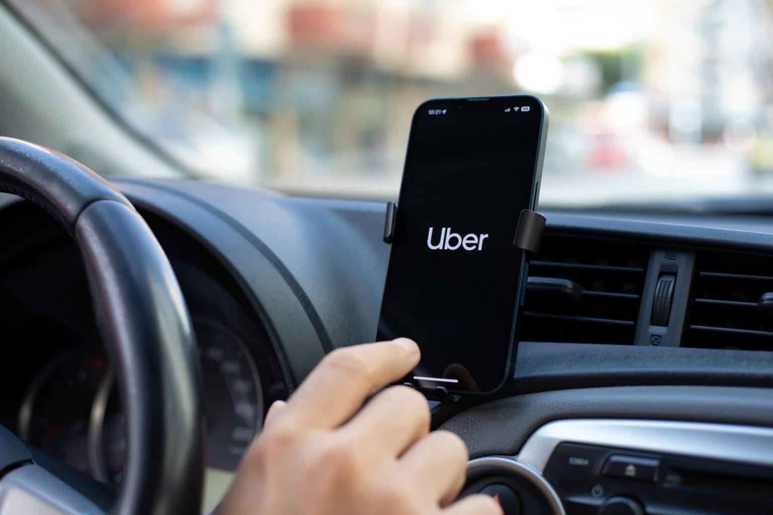 Menores de 14 anos podem ser proibidos de viajar desacompanhados em carros de app e táxis, em Maceió