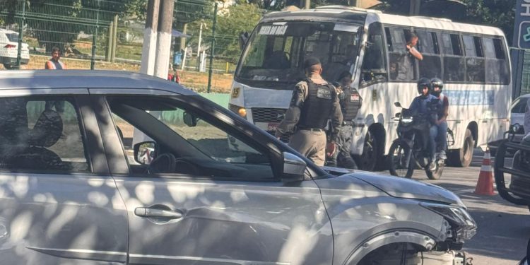 Acidente interdita Fernandes Lima após motorista invadir canteiro e atingir vários veículos