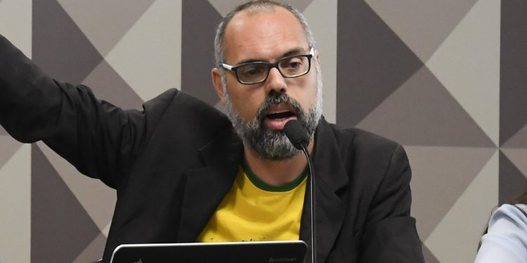 Allan dos Santos pede a Trump que intervenha contra transferência de Bolsonaro para presídio comum