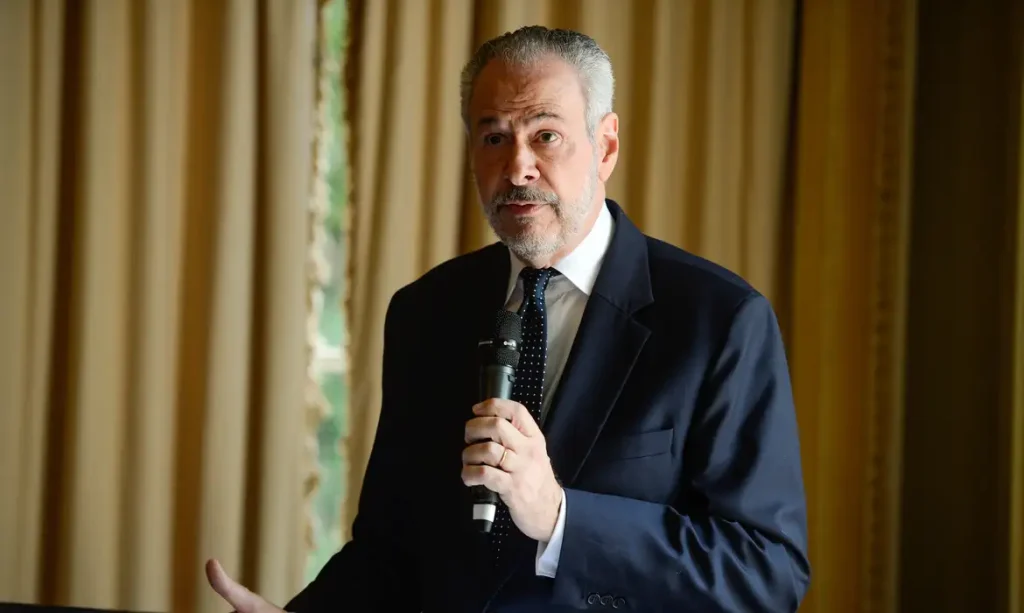 “Consenso é força”, diz presidente da COP30 ao convocar países por acordo