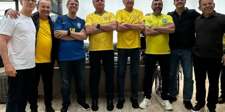 Com Bolsonaro ausente, direita vive racha a um ano das eleições