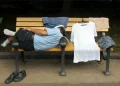 Japão testa bancos aquecidos para população em situação de rua