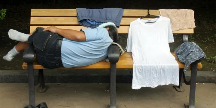 Japão testa bancos aquecidos para população em situação de rua