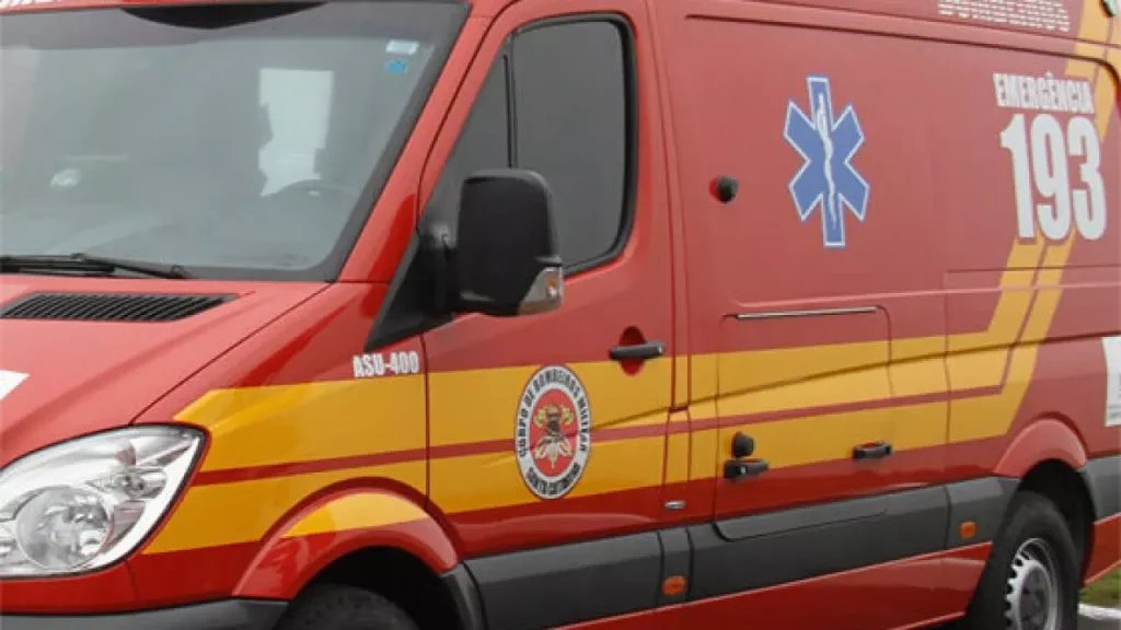 Motociclista fica ferido após colidir com poste em Penedo