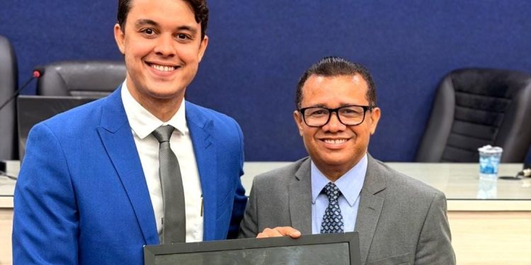 Brivaldo Marques entrega honraria ao pastor Oliveira