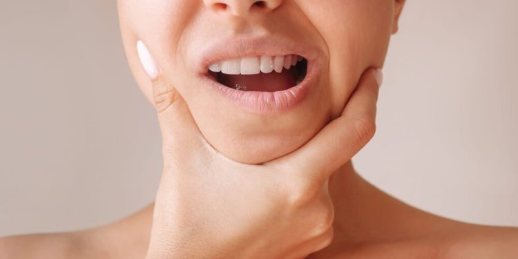 Bruxismo tem origem no cérebro, e não nos dentes, apontam estudos