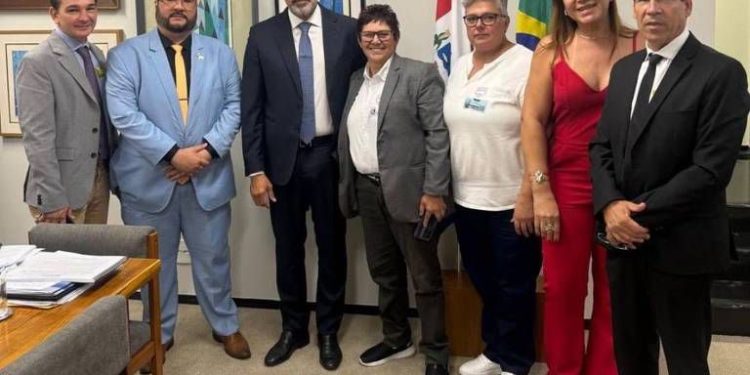 Autoescolas acionam Arthur Lira para barrar projeto que derruba os custos da CNH