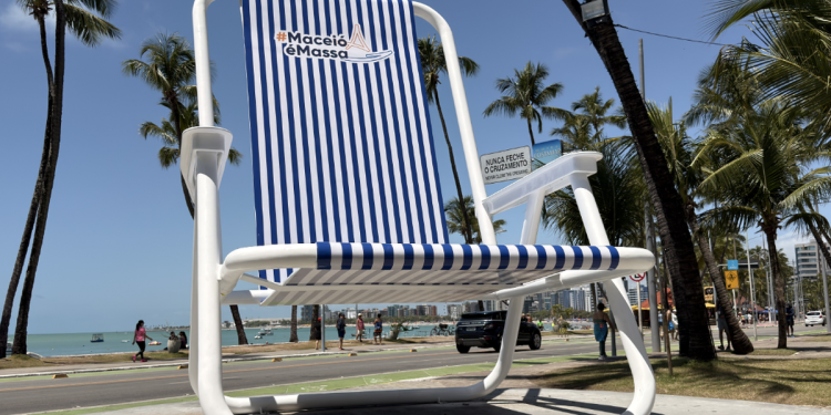 Nova cadeira gigante é instalada na orla de Maceió com estrutura reforçada