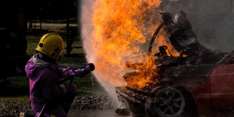 Carro elétrico de luxo é destruído por incêndio em concessionária da Fernandes Lima, em Maceió