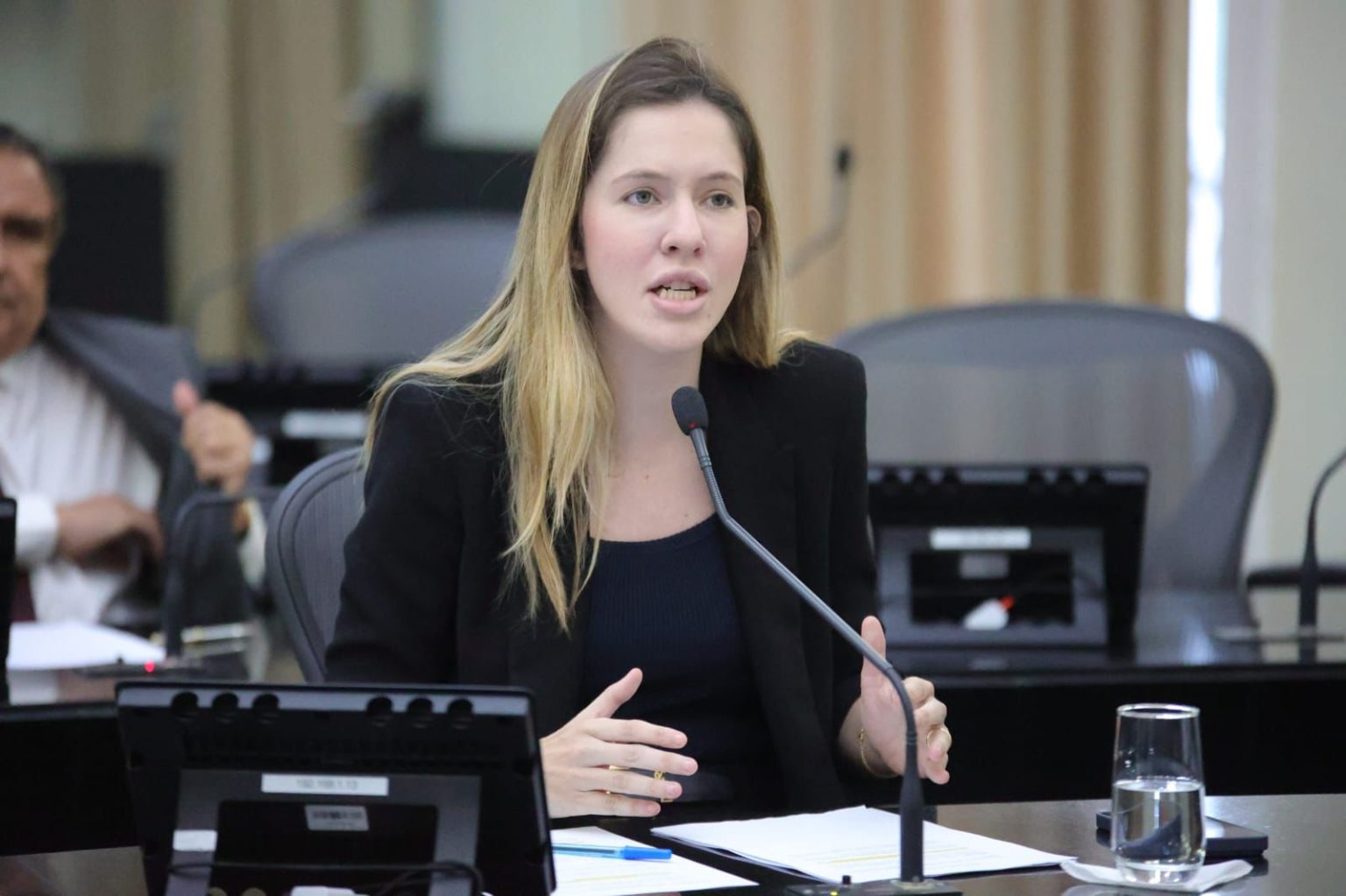 Violência doméstica: Cibele Moura defende mudança no sistema de proteção às mulheres e destaca lei de sua autoria