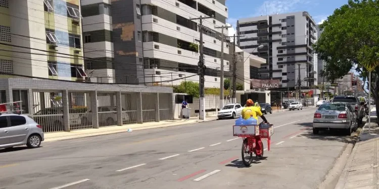 Homem é preso após agredir companheira em apartamento e arremessar seu celular pela janela na Ponta Verde