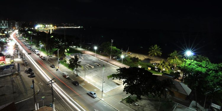 Homem é preso após furtar supermercado, subir em viatura da PM e danificar veículo durante fuga na Pajuçara