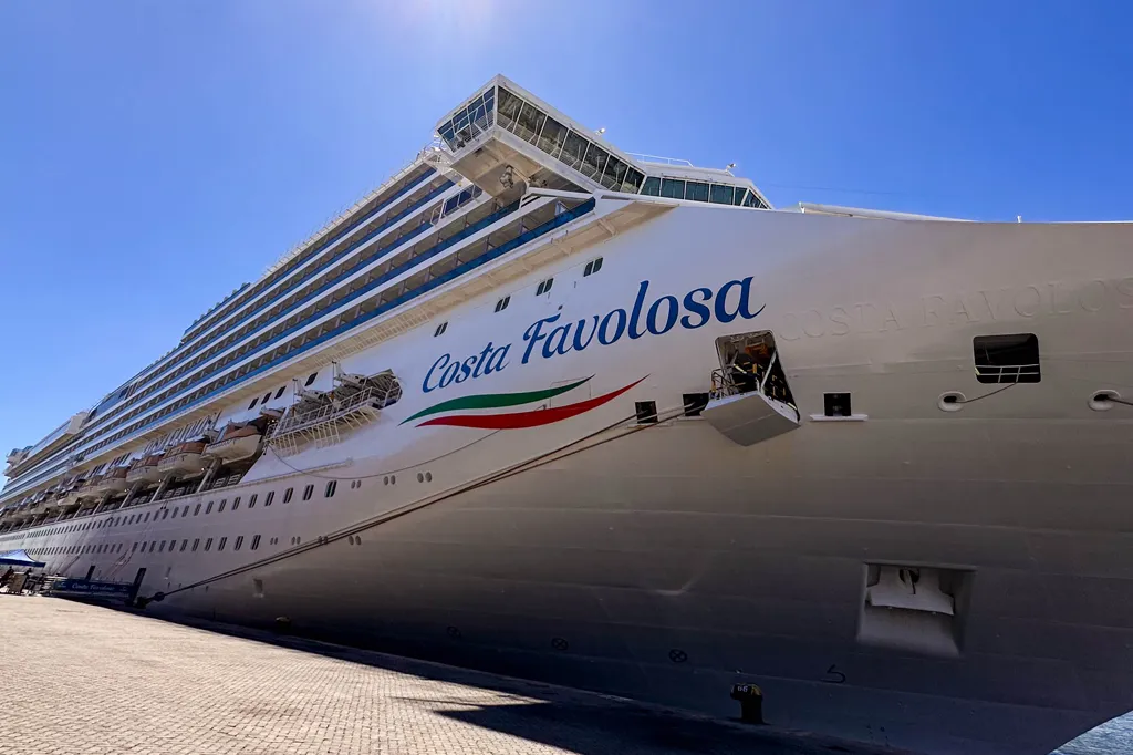 Temporada 2025/2026 de cruzeiros inicia com chegada do Costa Favolosa a Maceió