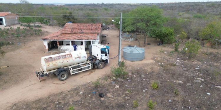 Prefeitura de Delmiro Gouveia realiza mutirão emergencial de água e beneficia 54 famílias na Zona Rural