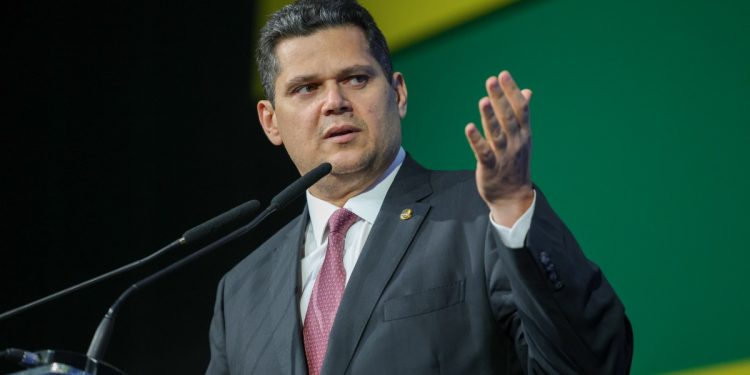 “Não há contradição”, diz Alcolumbre ao defender exploração de petróleo na Foz do Amazonas durante COP30