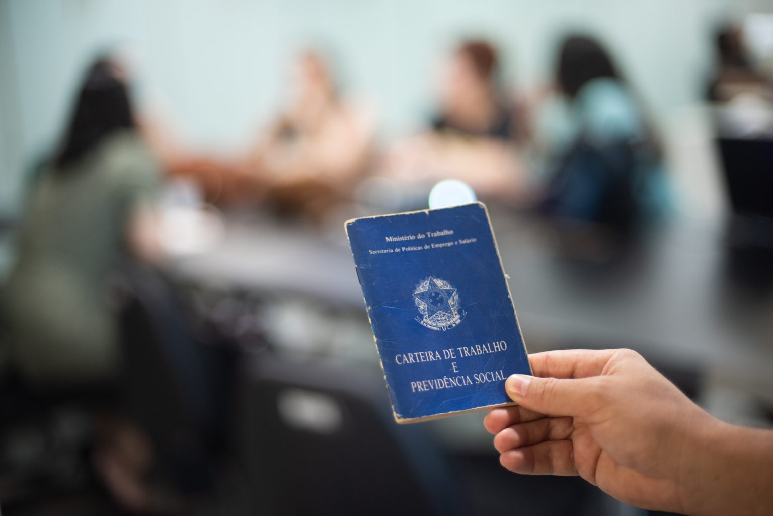 Mercado formal gera 85 mil empregos em outubro, com destaque para serviços e comércio