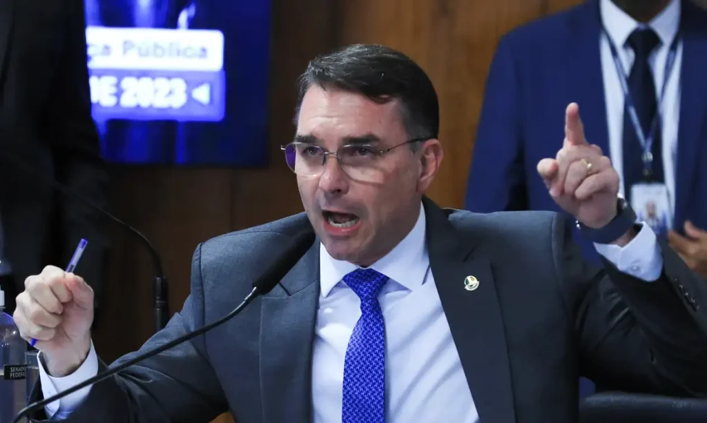 “Leis da cabeça de Moraes”, diz Flávio sobre prisão definitiva de Bolsonaro