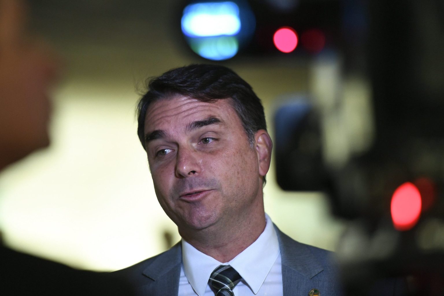 PL interrompe salário de Bolsonaro na legenda; senador Flávio defende partido