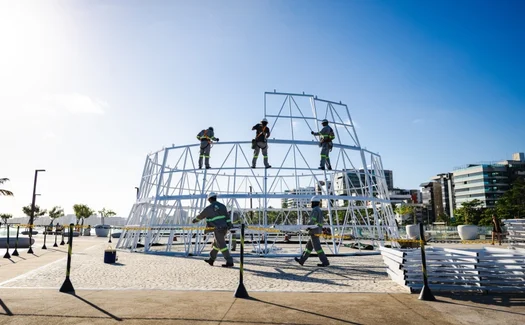Árvore de Natal gigante começa a ser montada na orla da Ponta Verde