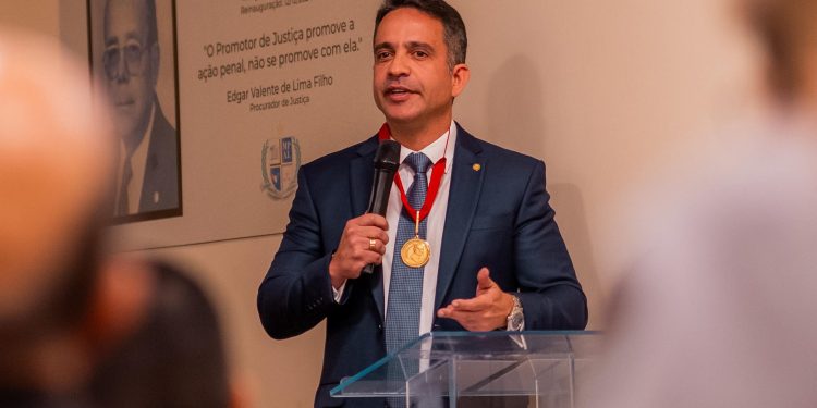 Paulo lança pacote de R$ 5 bi e amplia disputa com JHC em Maceió