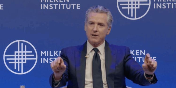 Governador da Califórnia critica ausência dos EUA na COP30 e postura de Trump sobre Brasil