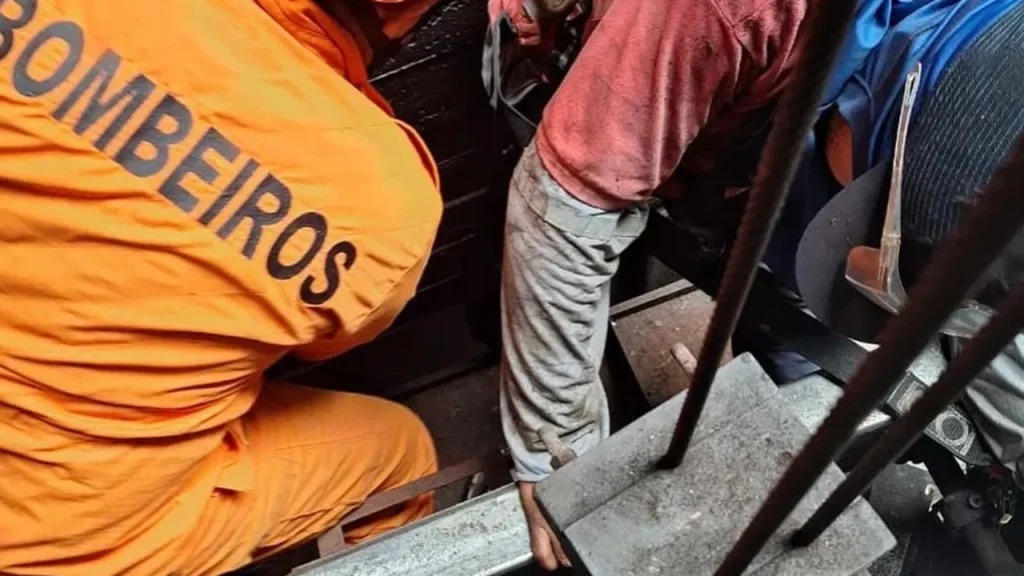 Trabalhador se fere ao ter a perna presa em estrutura de elevador na Ponta Verde, Maceió