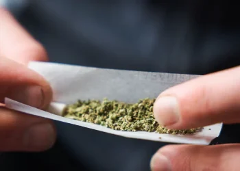 SC começa a multar quem fuma maconha em público