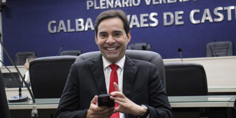 Kelmann Vieira promete “bomba atômica” na política alagoana e anuncia que nova pré-candidata a deputada federal será revelada em breve