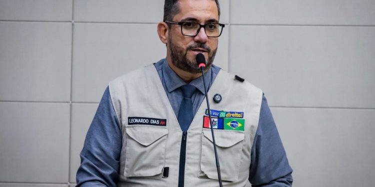 “Libertará o Estado das mãos dos Calheiros”, diz Leonardo Dias ao endossar pré-candidatura de JHC ao Governo