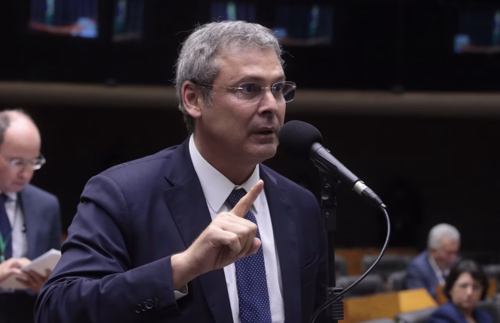 Líder do PT propõe mudança para acelerar perda de mandato de Eduardo Bolsonaro