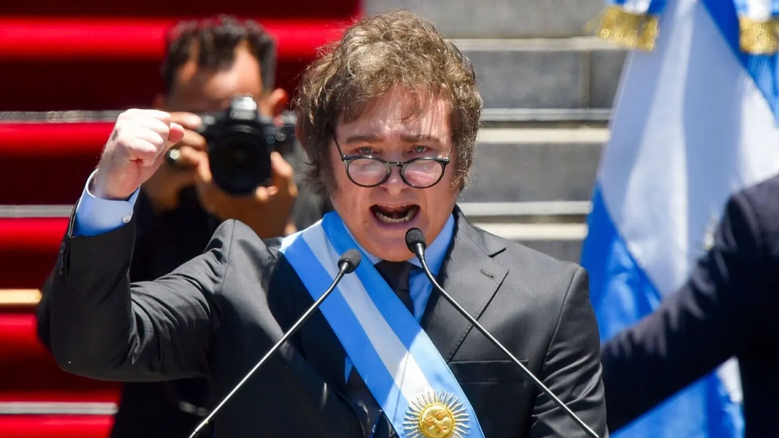 Inflação anual na Argentina registra leve recuo e atinge menor patamar em sete anos