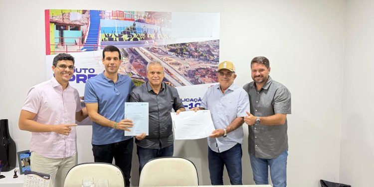 Prefeito Petrúcio Barbosa apresenta projeto de asfalto que ligará Igaci ao distrito de Novo Rio