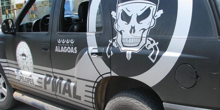 Operação da PM prende dois e apreende armas na Rota dos Milagres, em Alagoas