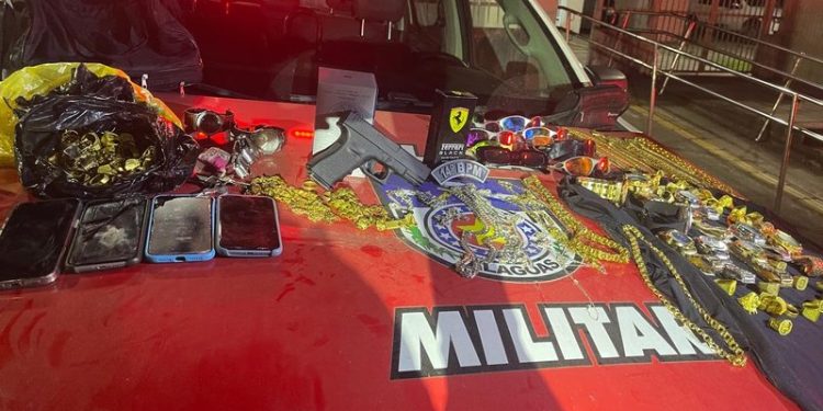 Dois suspeitos de roubo são detidos e produtos furtados são recuperados pela PM em Maceió