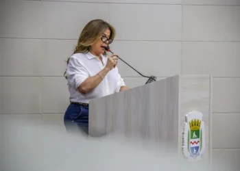 Menores de 14 anos podem ser proibidos de viajar desacompanhados em carros de app e táxis, em Maceió