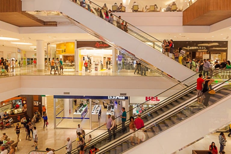 Confira como será o funcionamento dos shoppings, mercados e feiras no feriado deste sábado (15)
