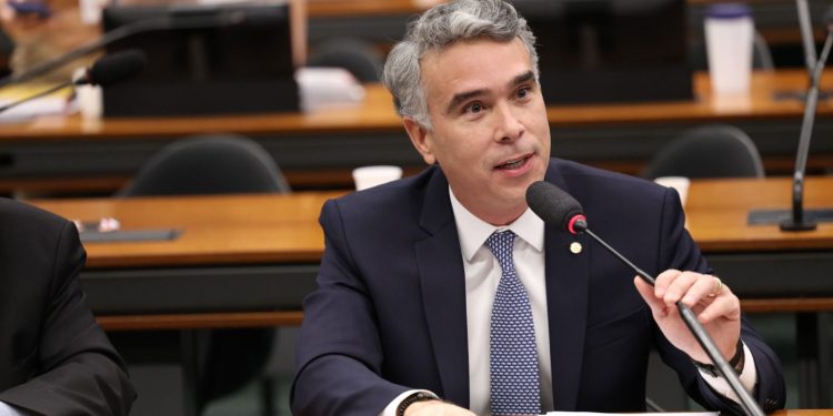 Rafael Brito aprova projeto que beneficia pessoas em tratamento do câncer