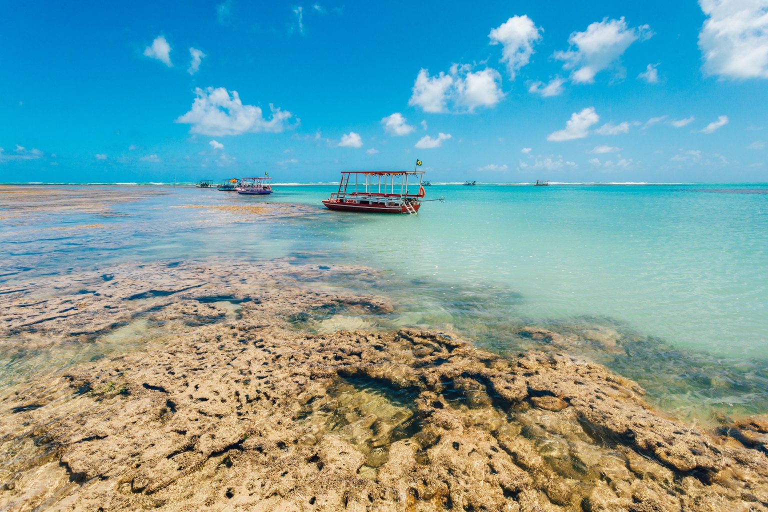 Renan Calheiros exalta beleza da Praia do Patacho e convida turistas a conhecer Alagoas